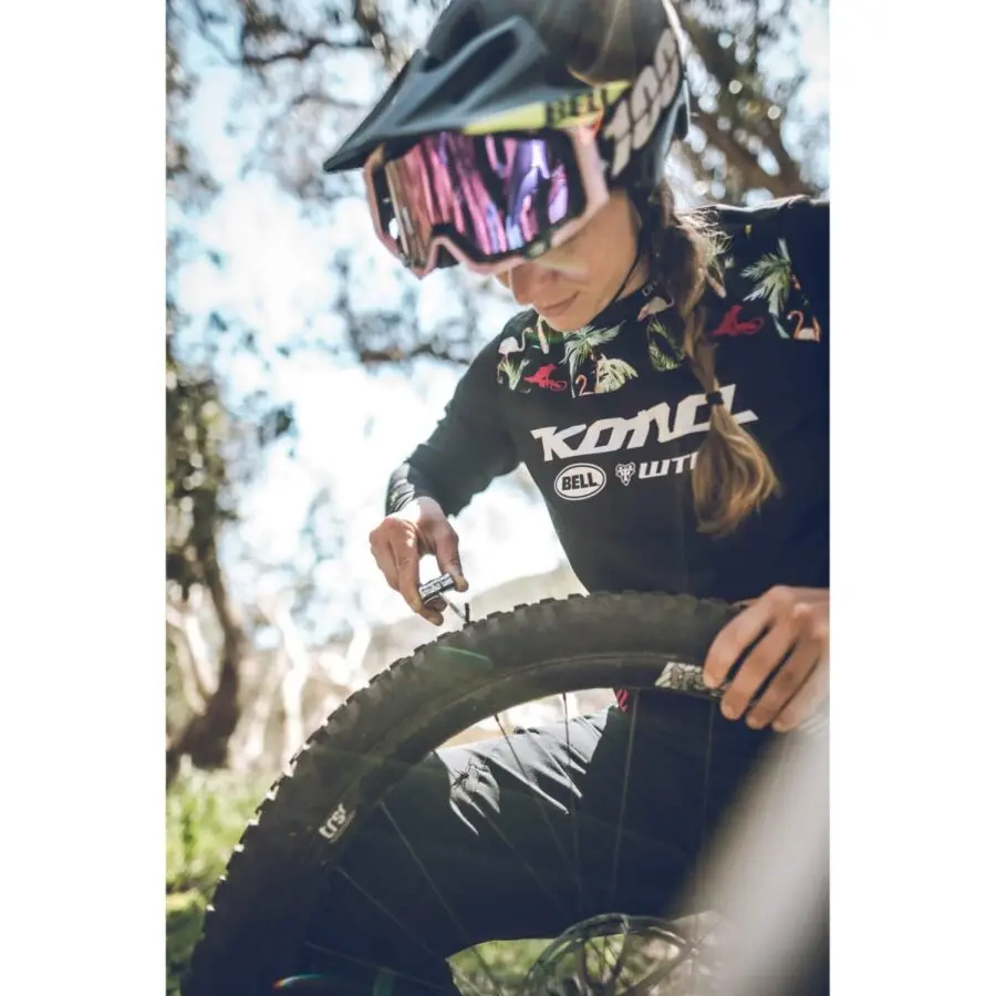 Classic_Tubeless_Kit_2019-04-17_Lezyne_-1310_1800x1800-1-scaled.webp
