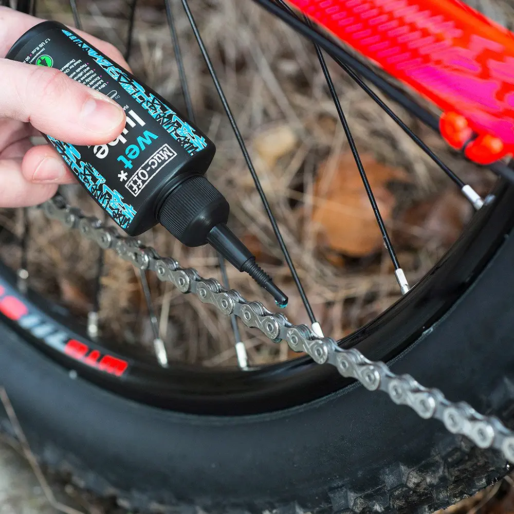 Muc-Off-Lubricante-húmedo-Acción-1.webp