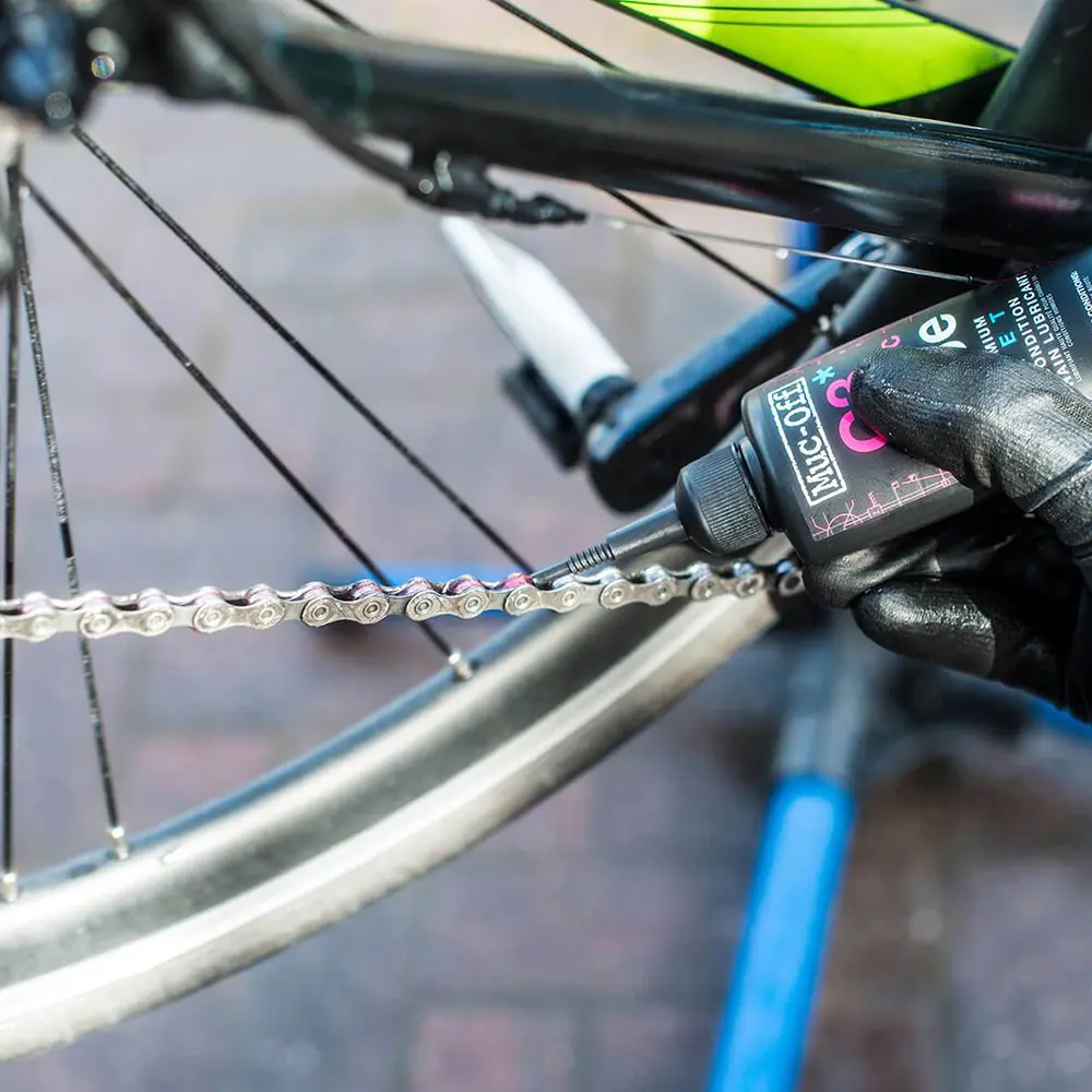 Muc-Off-Lubricante-cerámico-húmedo-C3-Acción-1.webp